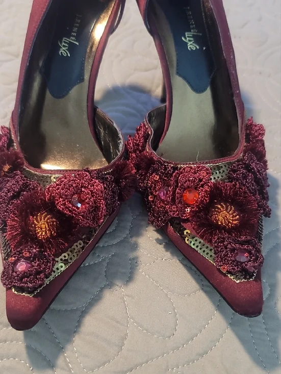 Size 11W J.Renee Burgundy Floral Appliqué Pointed-Toe Heels - Picture 3 of 10